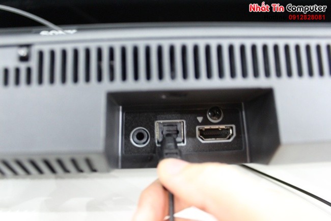 Nhấn nút INPUT trên remote